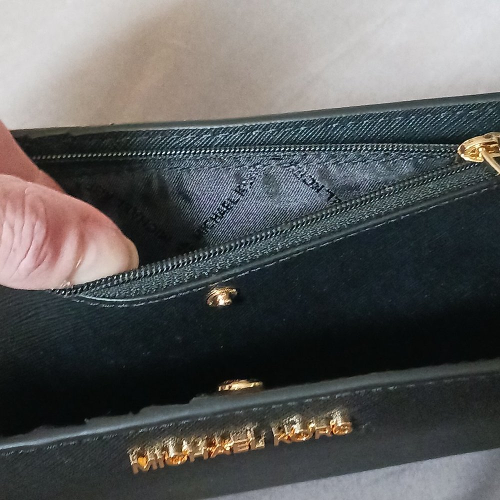NWT! MICHAEL KORS WALLET - Picture 11 of 15